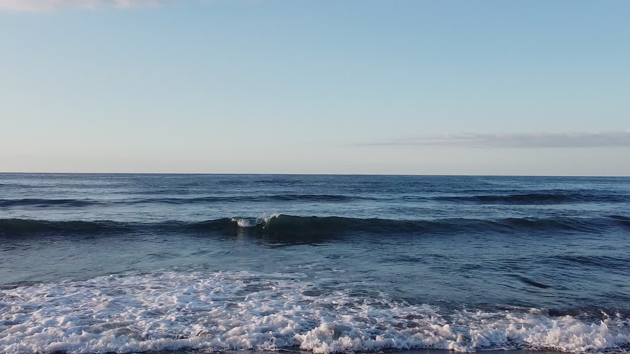 Ripresa con drone di onde dalla riva al mare.