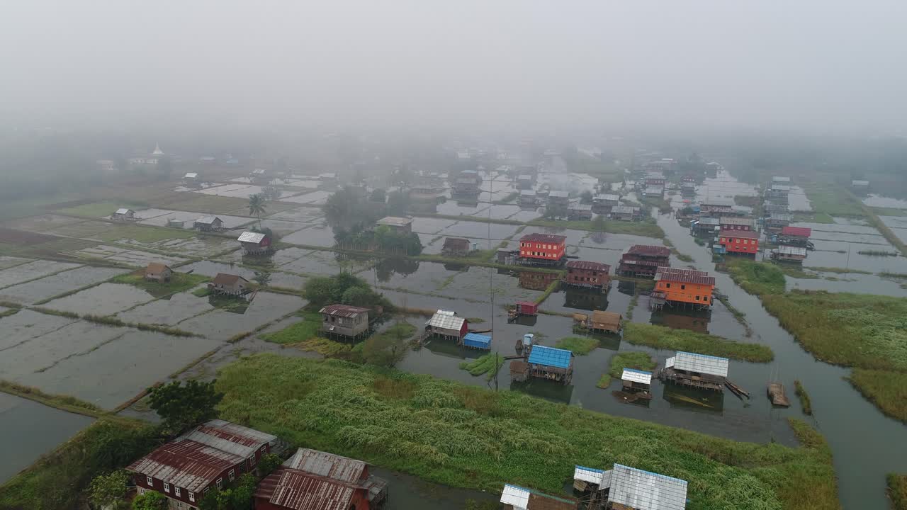 안개 물 마을 의 공중 사진