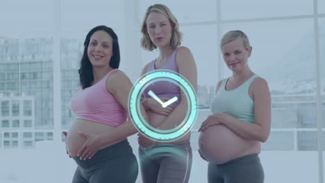 reloj con agujas que se mueven rápidamente sobre tres mujeres caucásicas embarazadas felices sosteniendo sus vientres