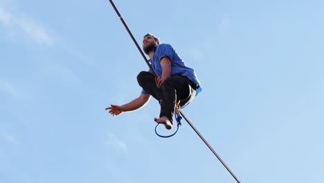 Atleta-De-Línea-Alta-Balanceándose-Sobre-Una-Cuerda-Floja-4k