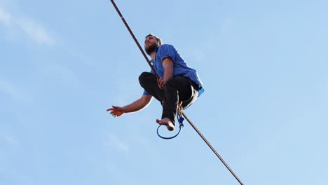 atleta de línea alta equilibrando en línea floja cuerda apretada 4k