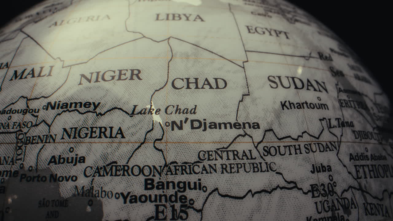 Primo piano di un mappamondo incentrato sull'Africa centrale