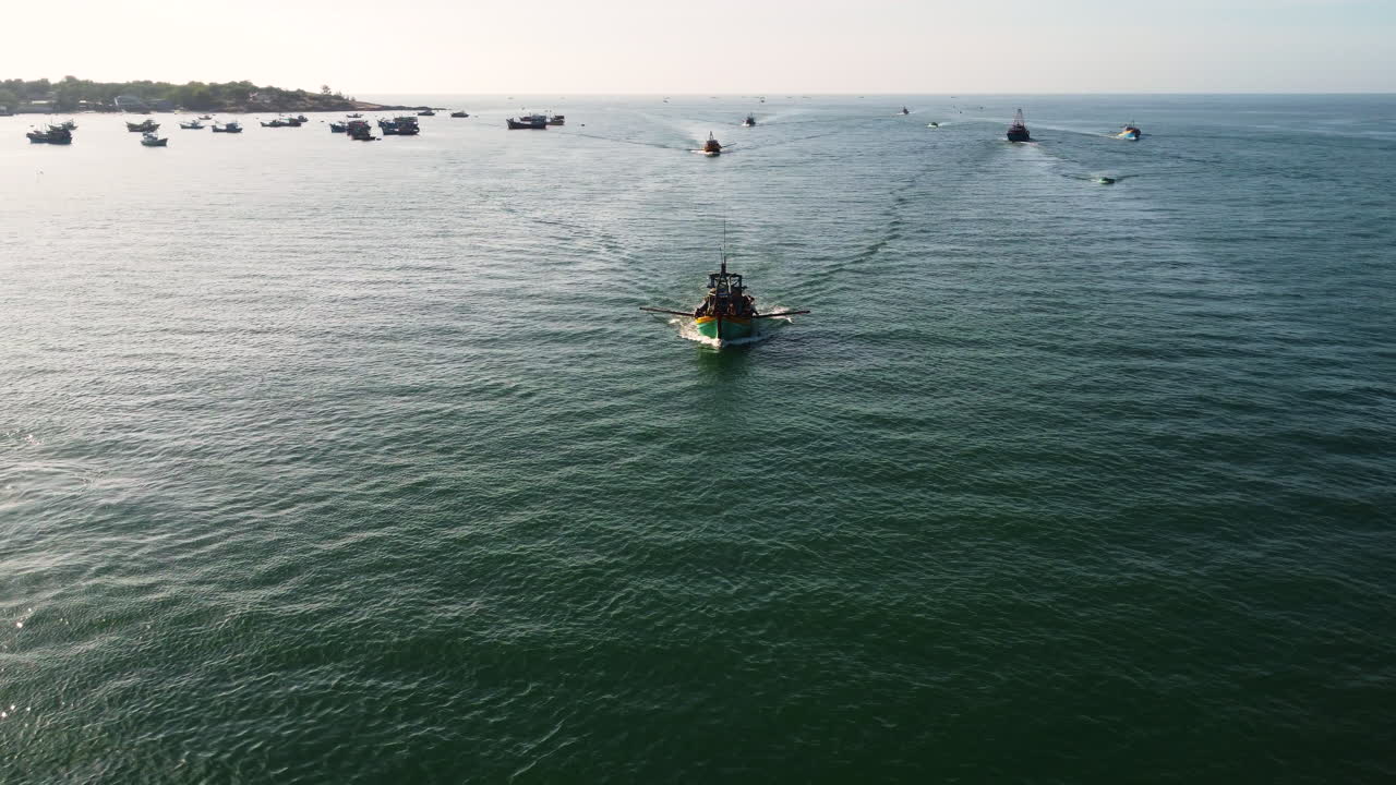 무이네에서 낚시 여행을 마치고 집으로 향하는 베트남 어선 함대, 조감도