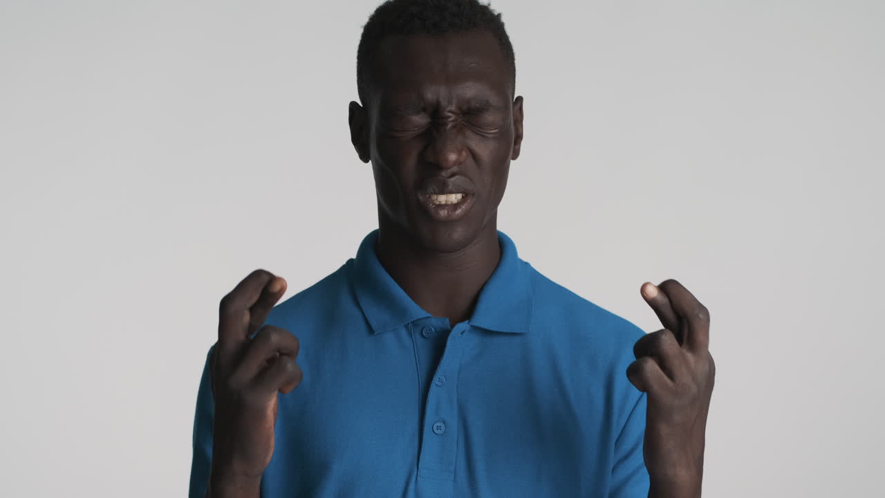 un hombre afroamericano con un fondo gris.