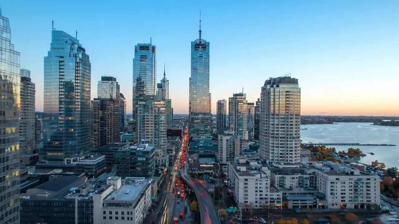 Paisagem Urbana Dinâmica: Uma Vista Deslumbrante de Arranha-céus e da Vida Urbana Vibrante ao Anoitecer, Capturando o Movimento e a Energia de uma Metrópole Agitada.