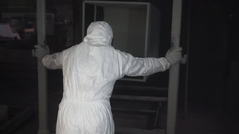trabajador con traje de protección que realiza mantenimiento industrial