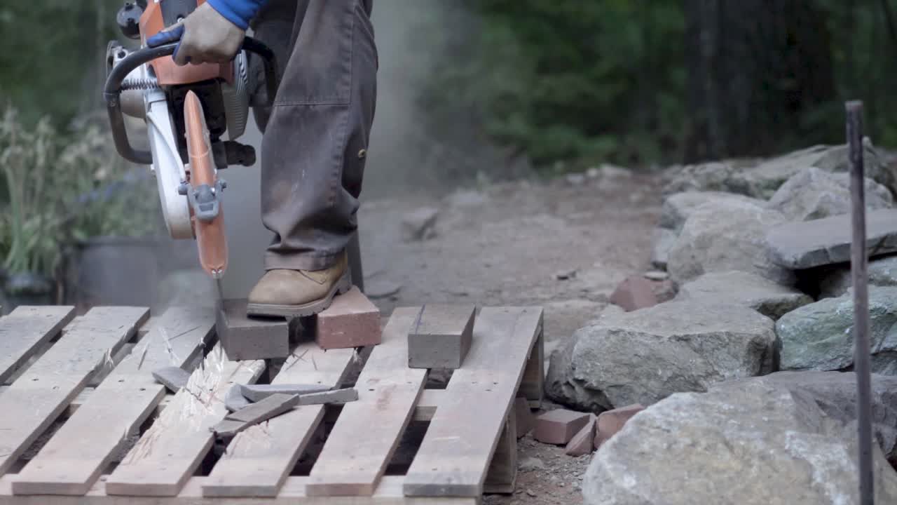 cortar ladrillos con una sierra