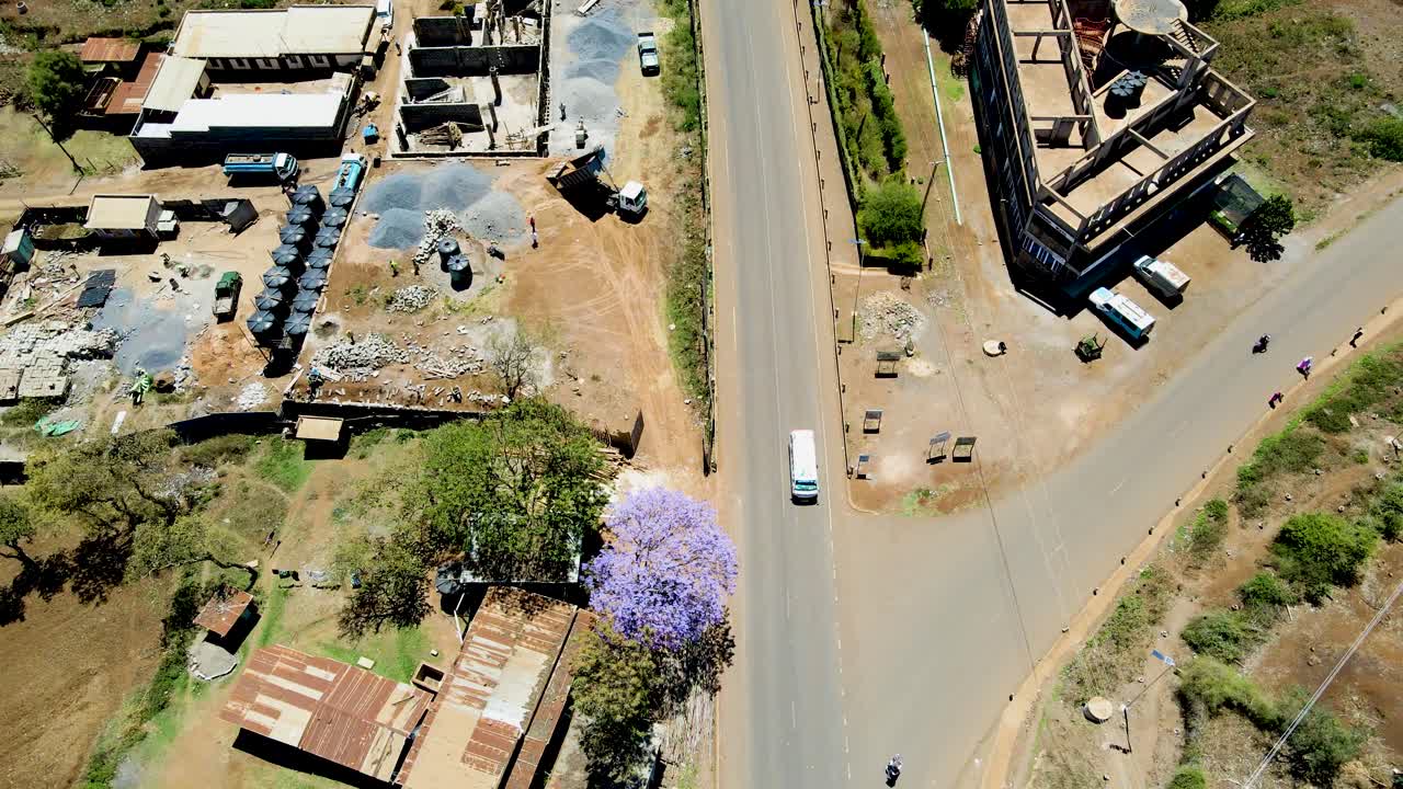 케냐의 시골 마을에서 킬리만자로가 배경입니다.