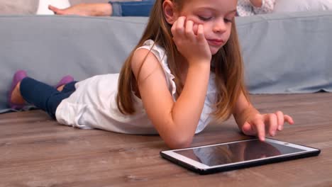 niña pequeña usando una tableta