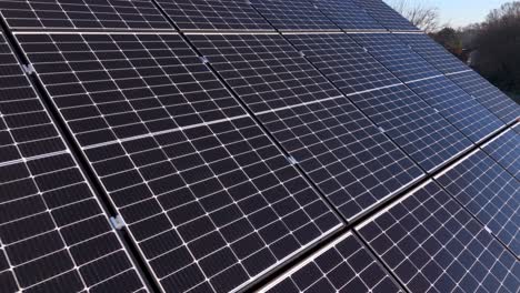 un primer plano de un sistema fotovoltaico en un techo - disparo de un avión no tripulado