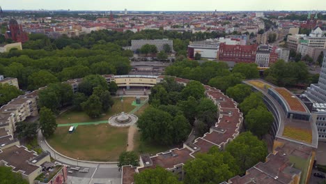 Magnífica-Vista-Aérea-Superior-Vuelo-Ghetto-Edificio-Mehringplatz-Lugar-Ciudad-Berlín-Steglitz,-Alemania-Verano-Día-2023