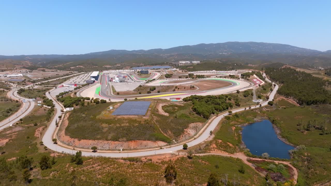 circuito de pista y paneles solares de portimao, algarve, portugal, dron panorámico de alto ángulo