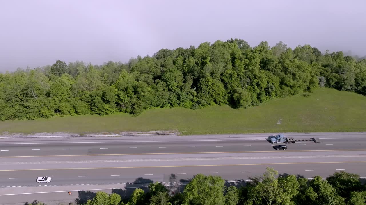 테네시 주 젤리코 근처의 75번 고속도로에서 구름과 안개와 함께  ⁇ 버랜드 산맥에서 드론 비디오가 올라오고 있습니다.
