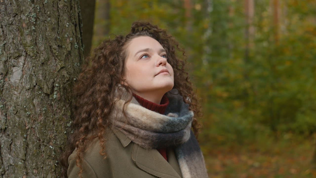 mujer en el bosque de otoño
