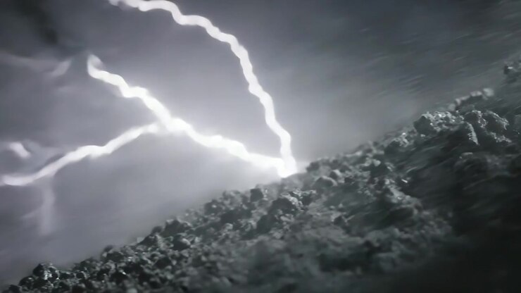 Fulmine che colpisce, un cumulo granulare riflette i bagliori e solleva polvere fine durante una notte di tempesta.