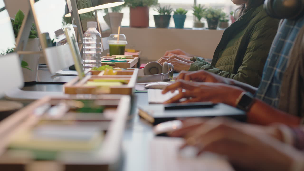 가까운 손 사업가 컴퓨터를 사용하는 프로그래머 커뮤니케이션 소프트웨어 개발 네트워크 지원 엔지니어 팀 온라인 서비스를 공유 사무실 작업장에서 타이핑