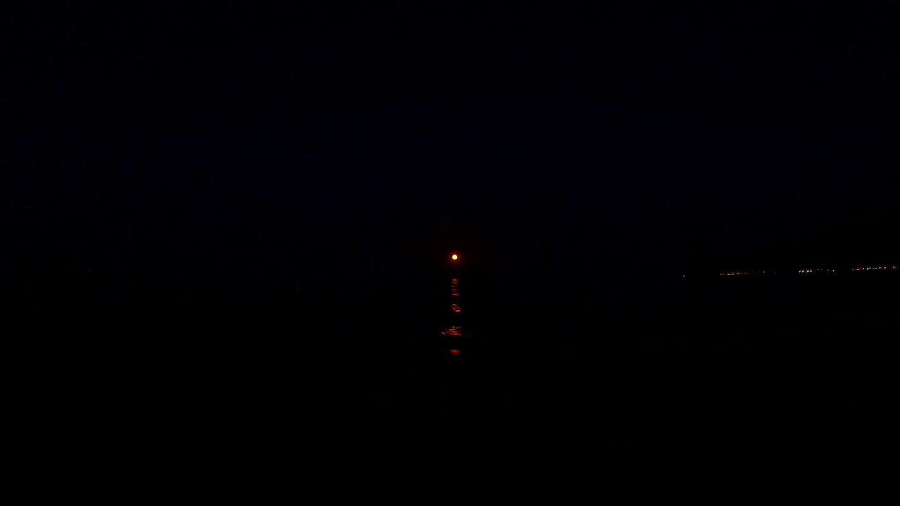 바다 위의 보름달 4k