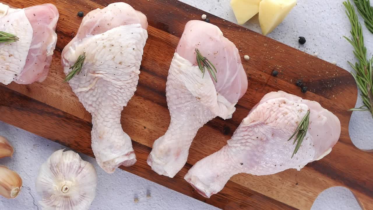 palos de pollo crudos listos para cocinar