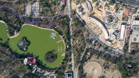 tomada aérea de drones del bosque de chapultepec y los lagos en la ciudad de méxico