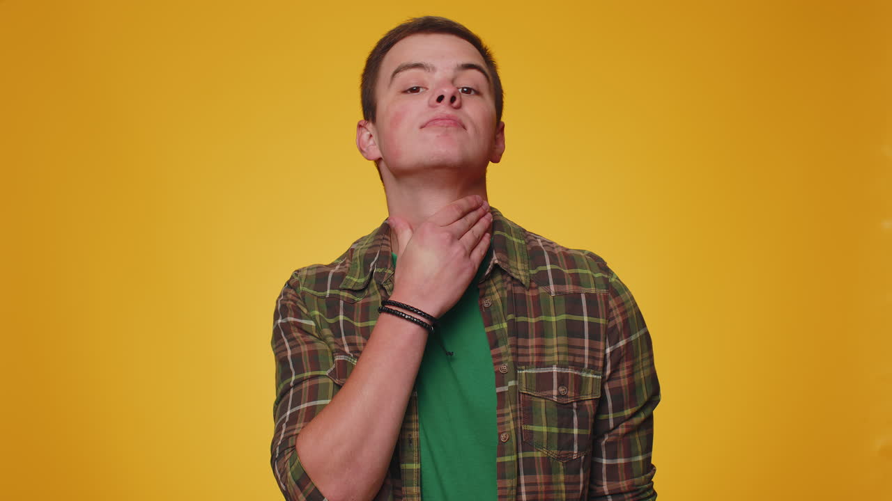 sonriente juguetón hombre feliz parpadeando, mirando a la cámara con una sonrisa dentada, guiñando y coqueteando