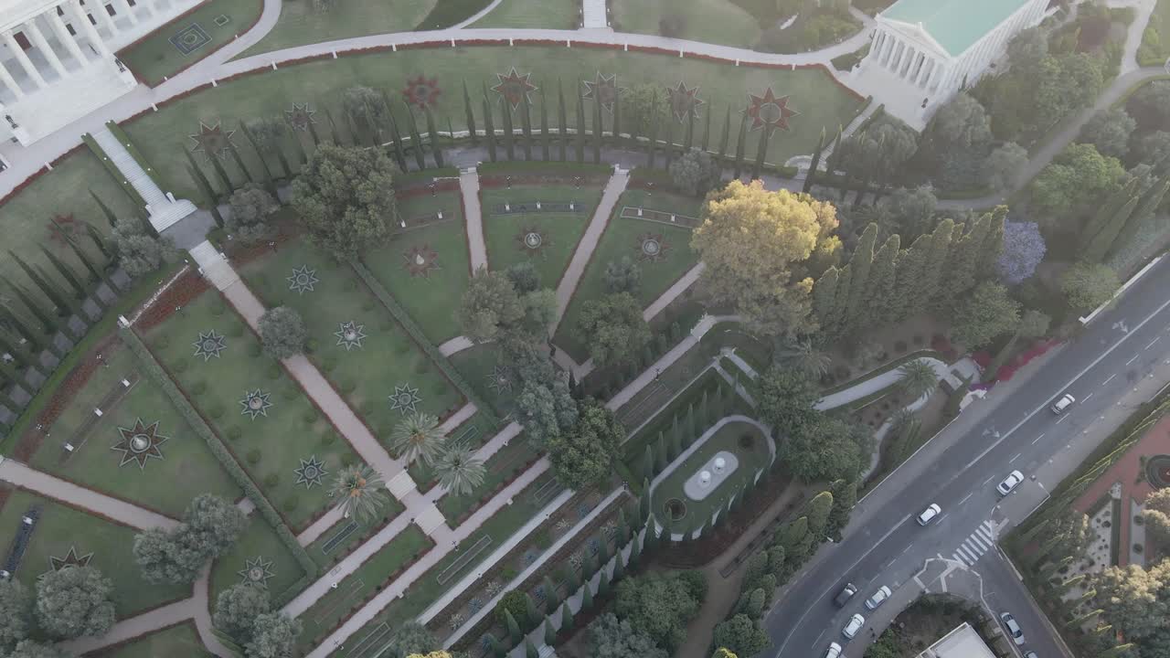 аэроскоп показывает здания мирового центра, расположенные в красивых садах.