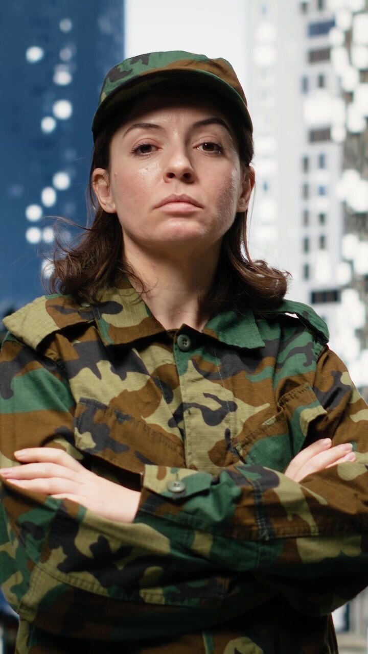 Video verticale: Ritratto di un felice ufficiale militare che indossa un'uniforme mimetica all'aperto.