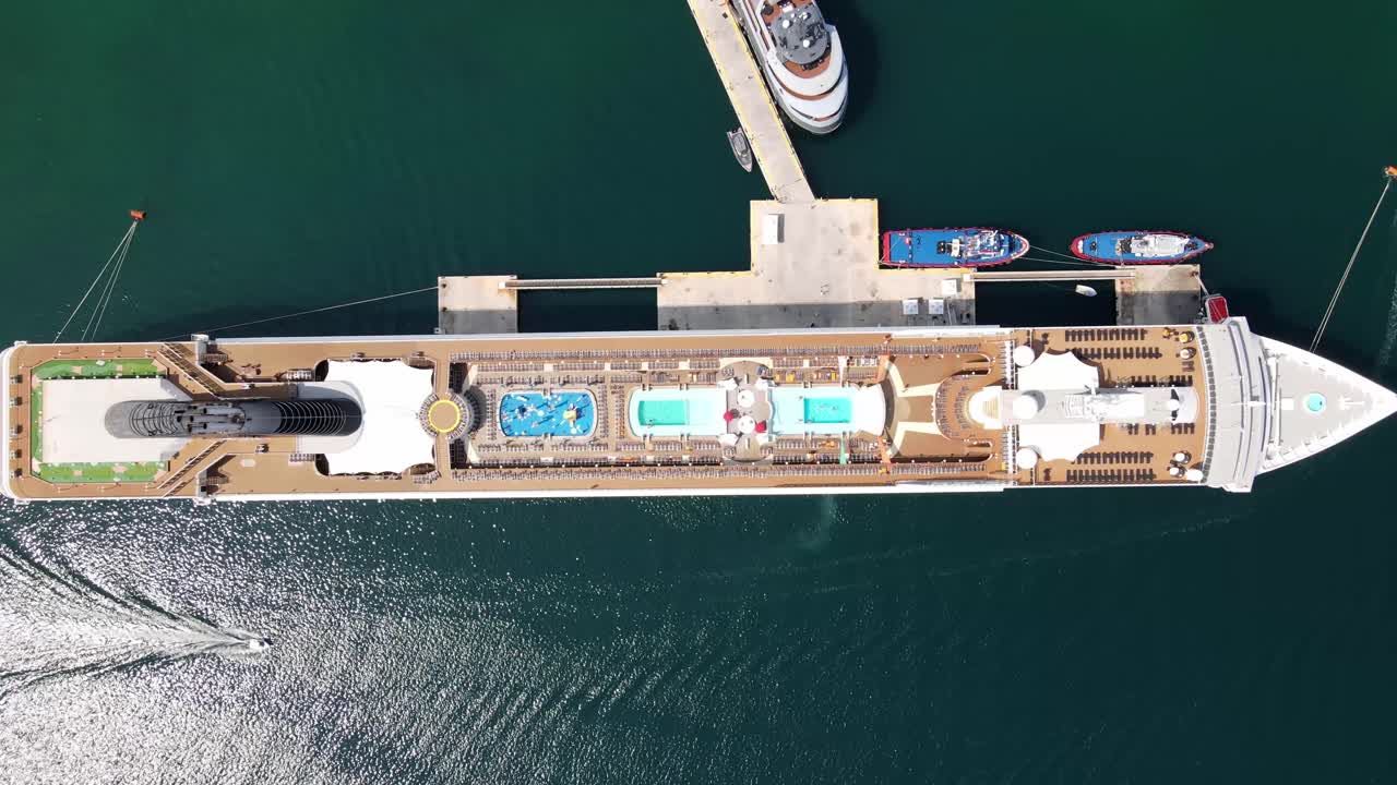 공중에서 내려오는 탑 다운 뷰 큰 크루즈 선박과 놀이 명소