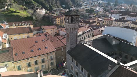 Bellinzona-Suiza-Vista-Creciente-De-La-Torre-De-La-Iglesia-Con-La-Concurrida-Plaza-De-La-Ciudad-Debajo