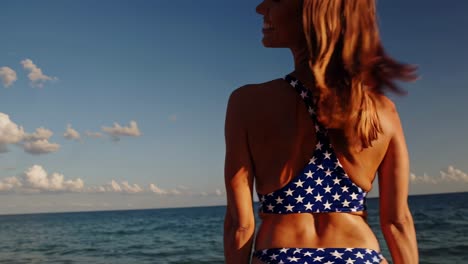 mujer en un bikini patriótico en la playa