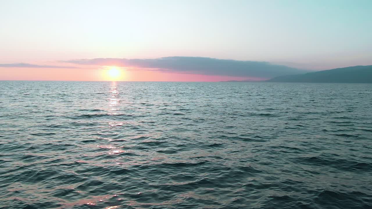 바다 위에 해가 지는 것