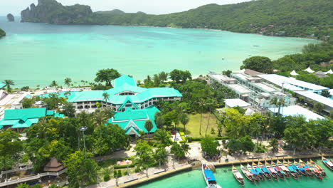 Panorámica-Aérea-Sobre-La-Popular-Ciudad-Turística-De-Playa-Tropical-De-La-Isla-Koh-Phi-Phi-En-Tailandia