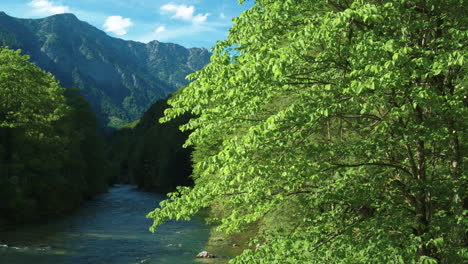 Stunning-cinematic-tracking-shot-right-to-left-of-the-river-Traun,-Austria