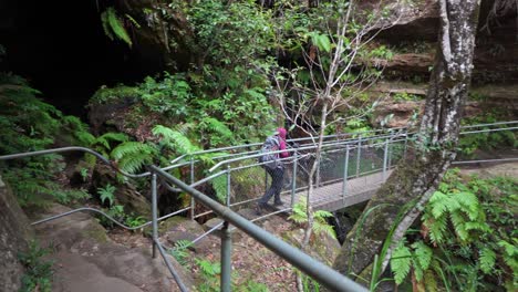 Niña-Australiana-Indígena-Caminando-Por-Las-Montañas-Azules,-Nsw,-Australia