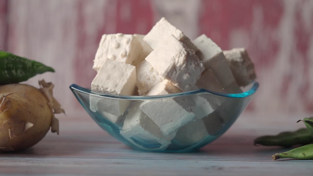 cubos de paneer en un cuenco de vidrio