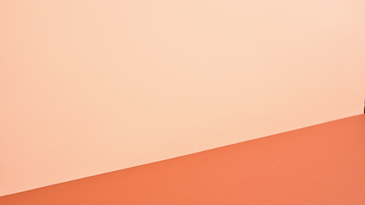 libros de tapa dura brillantes ordenando uno sobre otro en un tema naranja brillante profundo. detener el movimiento