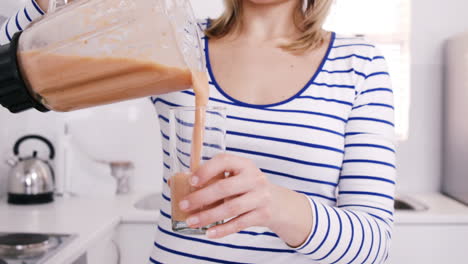 mujer tomando jugo de fruta en un vaso