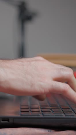 primer plano de las manos escribiendo en un teclado de portátil