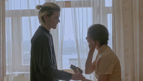 pareja interactuando en la ventana
