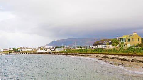 el condado de greencastle en la costa norte de irlanda de carlingford lough, donde el ferry greenore sale hacia el condado de louth en la república de irlanda.