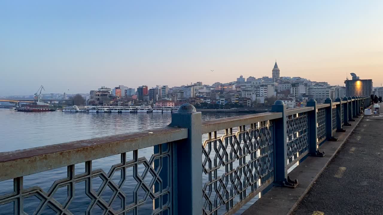 vista de la ciudad vieja de estambul desde el puente galata