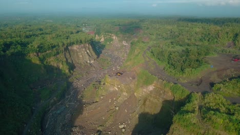 Toma-Aérea-De-Arriba-Hacia-Abajo-Del-Valle-De-Jelek-En-La-Ladera-De-La-Montaña-En-El-Volcán-Merapi,-Indonesia