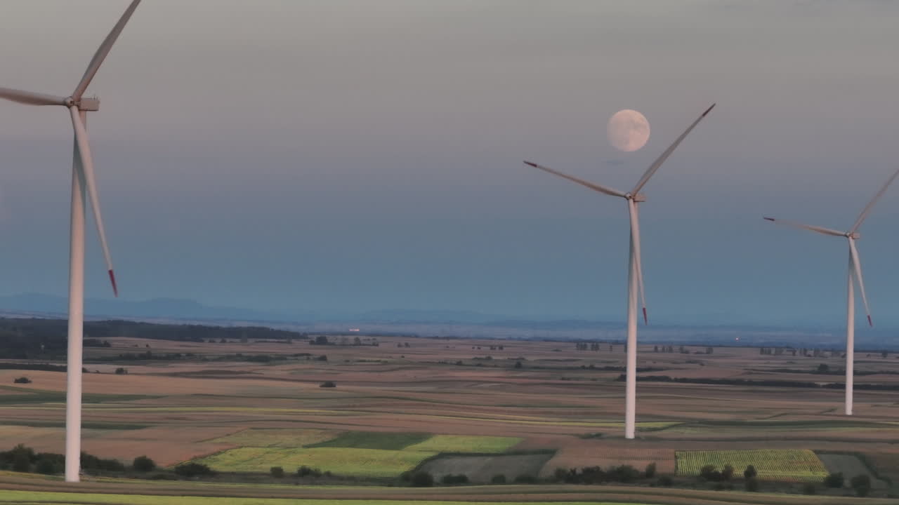 가득한 달과 함께 저녁에 풍력 발전소