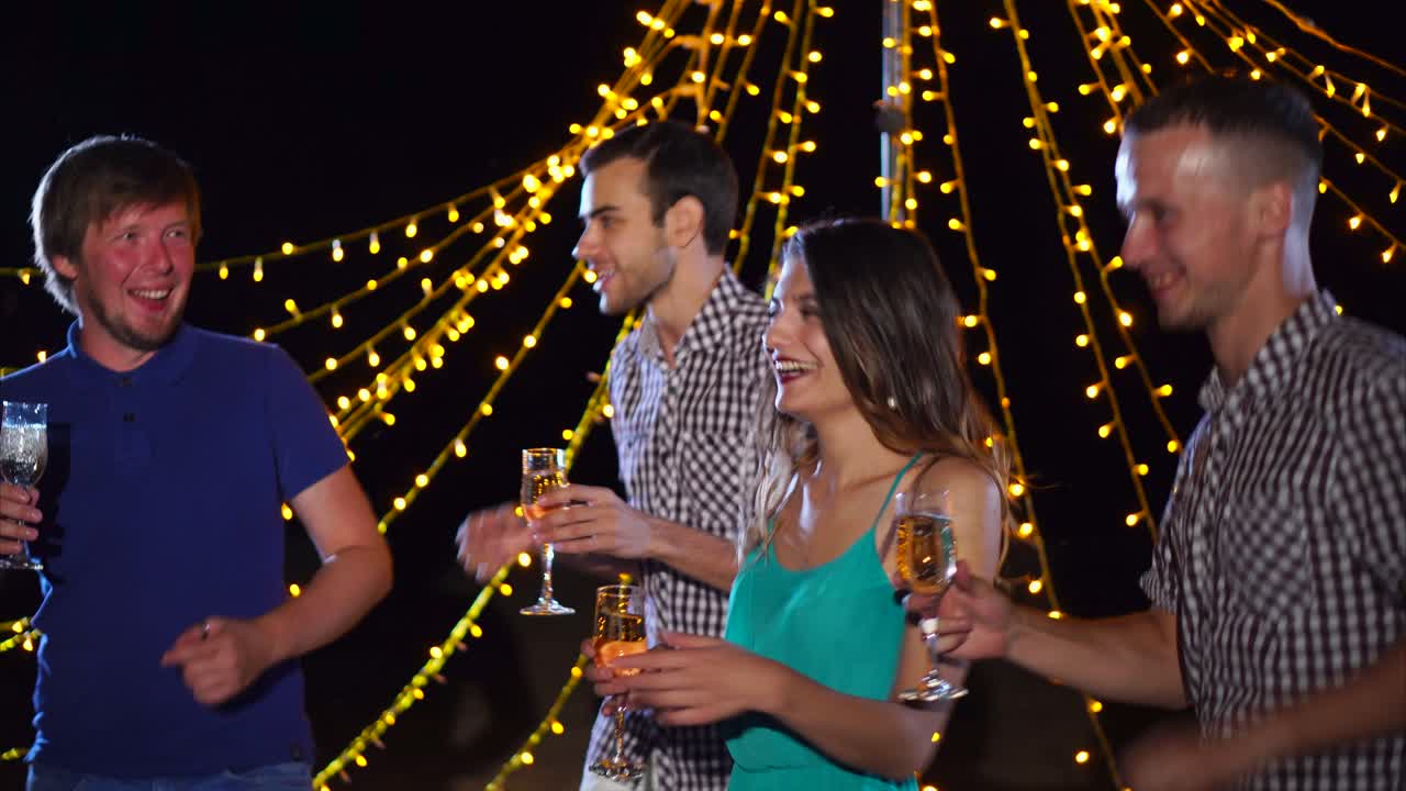 amigos celebrando por la noche