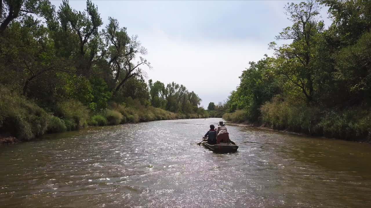 Lenta carrellata di una famiglia che pagaia controcorrente in kayak, in Georgia