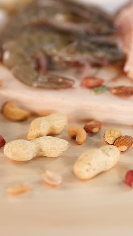 variedad de fuentes de proteínas dispuestas en una mesa