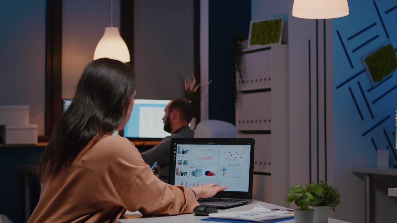 mujer de negocios adicta al trabajo que trabaja en el análisis de estrategia de gestión