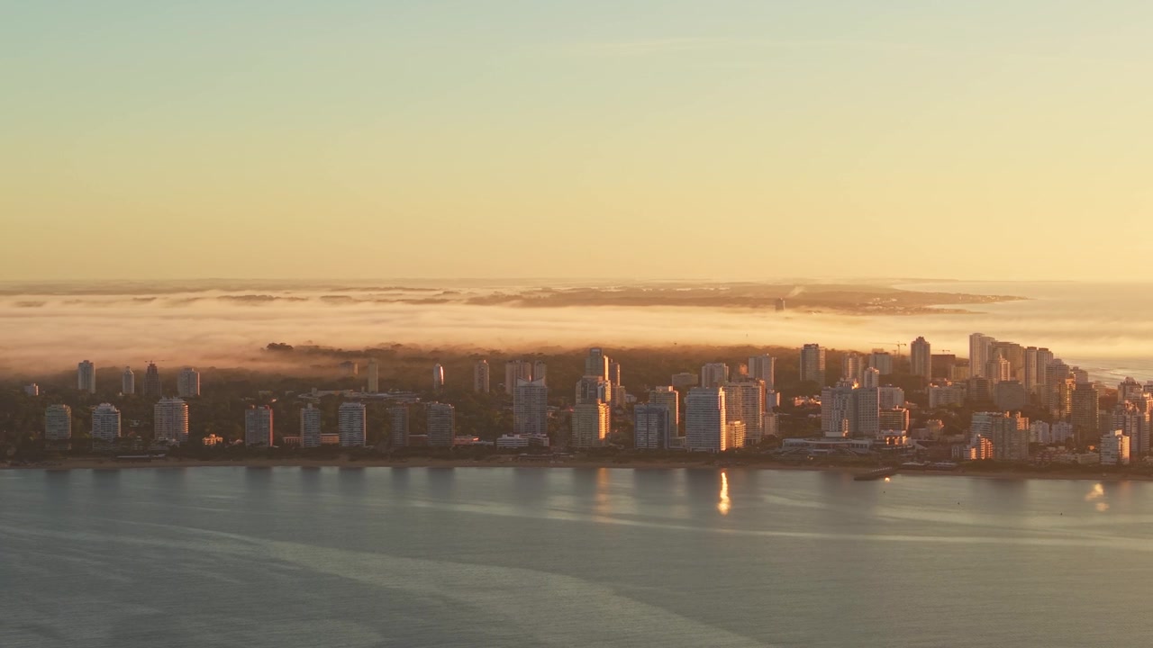 Nascer do sol dourado em Punta del Este, Uruguai