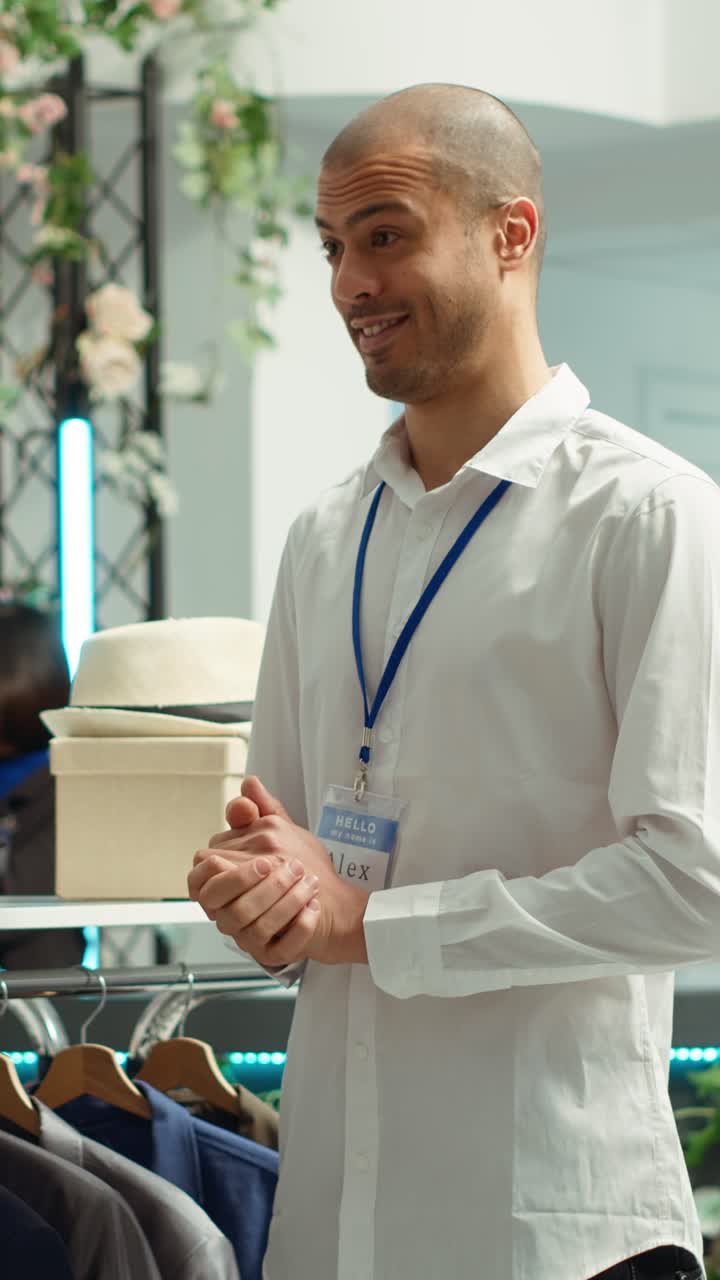 Un uomo in un negozio di abbigliamento