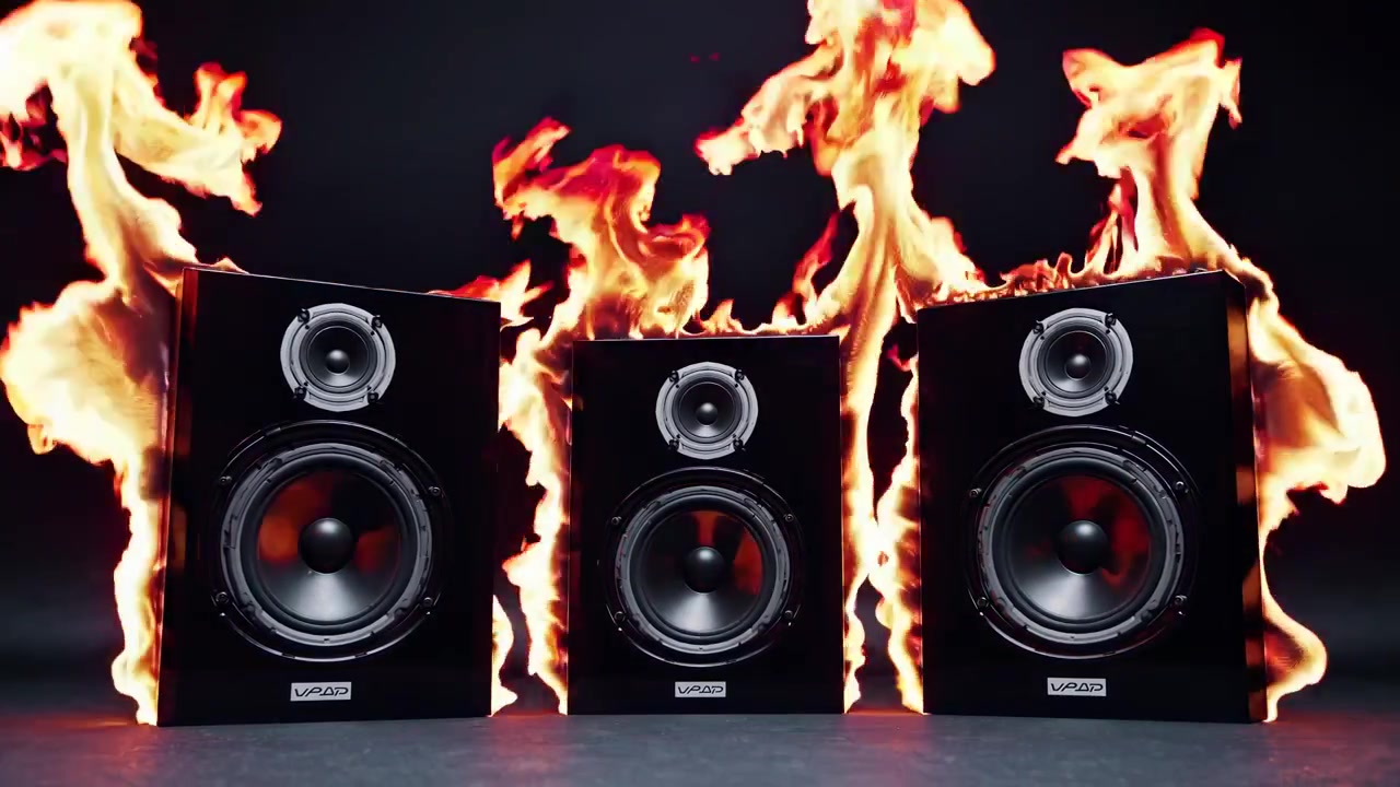 Drei schwarze Audiolautsprecher, umgeben von lodernden Flammen