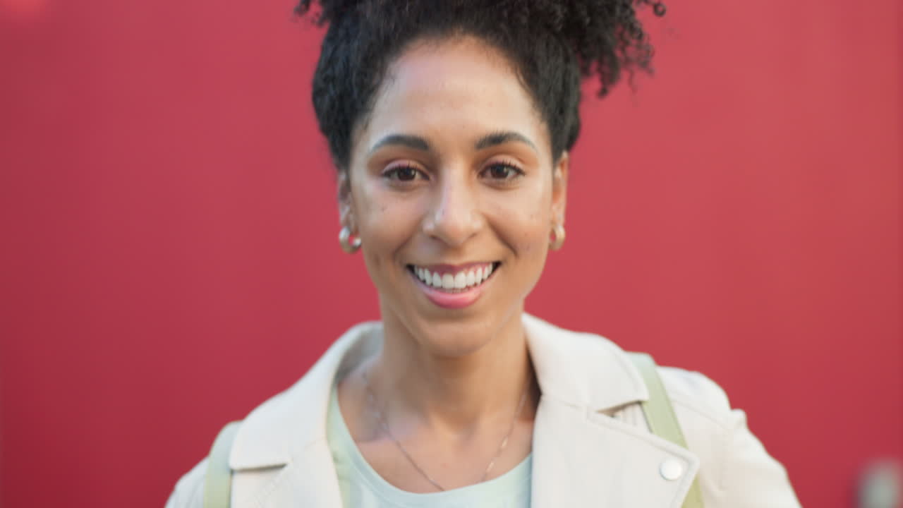 sonrisa, cara y feliz mujer afro en el estudio contra